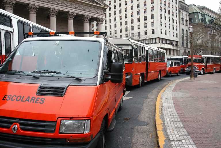 Transporte escolar: una combi 20 cuadras hasta la escuela costará $70.000 mensuales