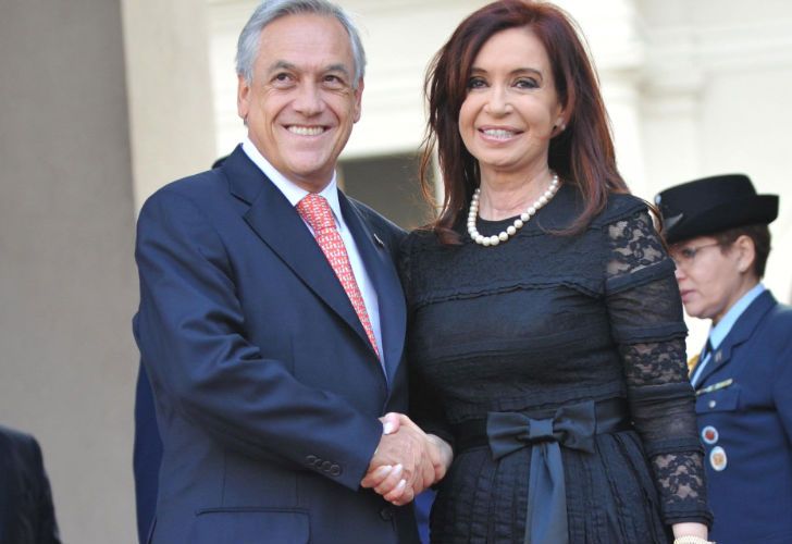 Demoras, mesas vacías y "suplentes" en la cena de Piñera y CFK