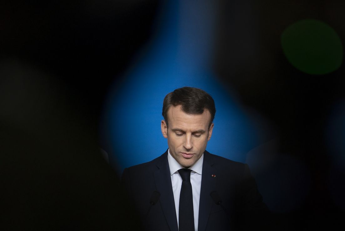 Macron se burla de los protocolos políticos y habla con presidente italiano