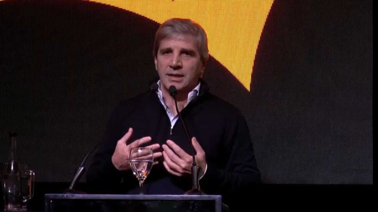 Luis Caputo explicó por qué tener los dólares en el colchón "es mal negocio"