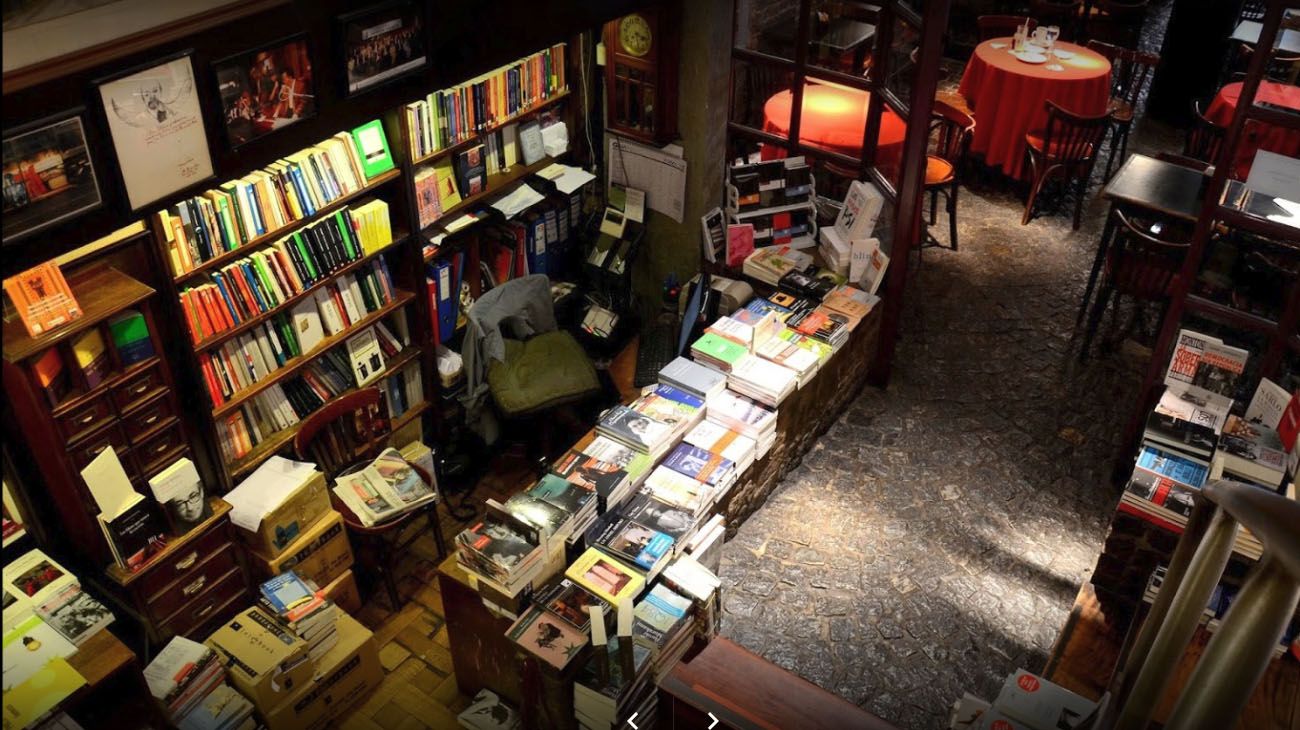Fue desalojado el histórico bar literario Clásica y Moderna tras 80 años
