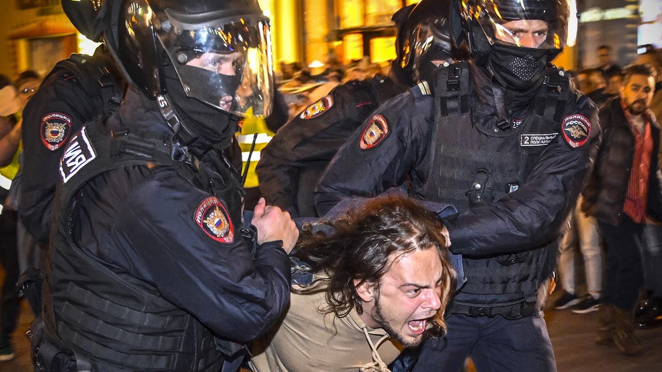 Fotos| Protestas y detenciones en medio del éxodo: cómo viven los rusos la decisión de Putin de movilizar civiles