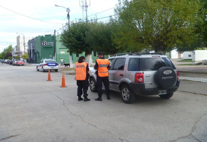 Los pararon por tapar la patente: estaban traficando marihuana