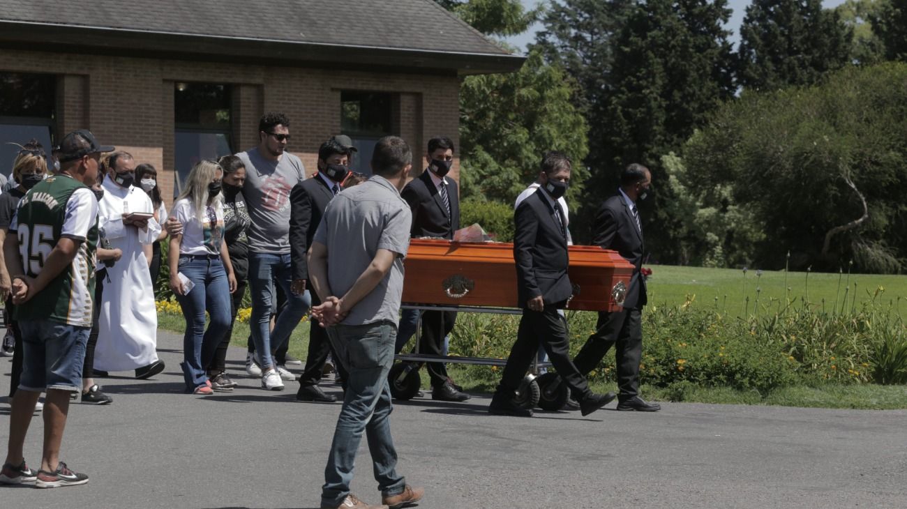 Lágrimas e impotencia signaron la desoladora despedida a Lucas González en un cementerio de Hudson