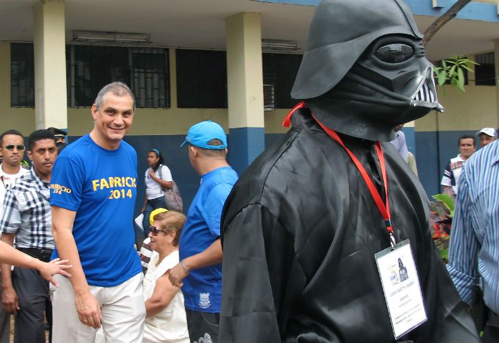 El hermano de Rafael Correa votó con Darth Vader