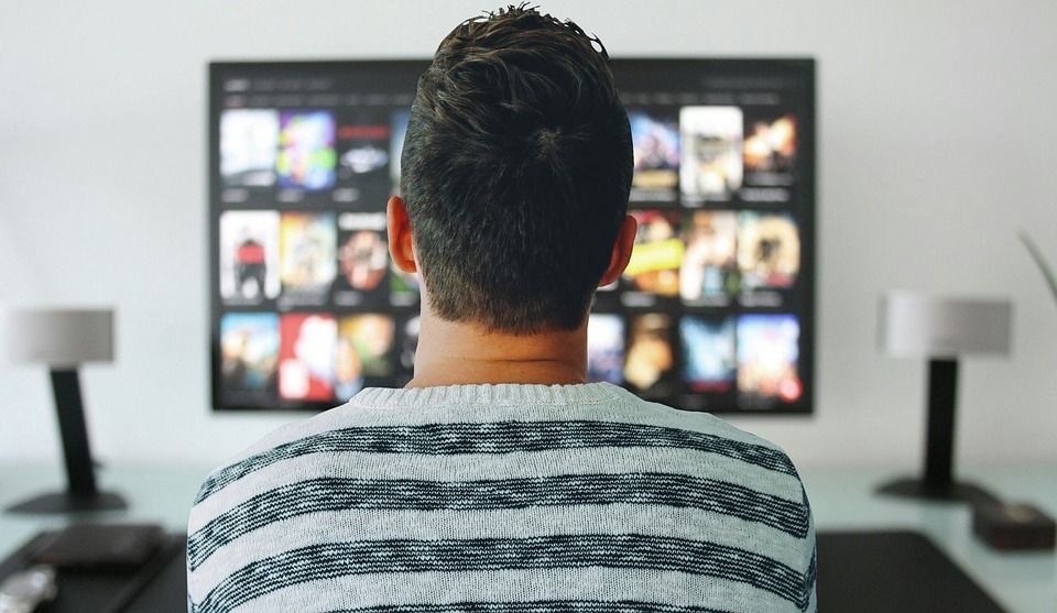 Netflix cobrará un adicional para quienes compartan sus cuentas: cómo afectará a los usuarios