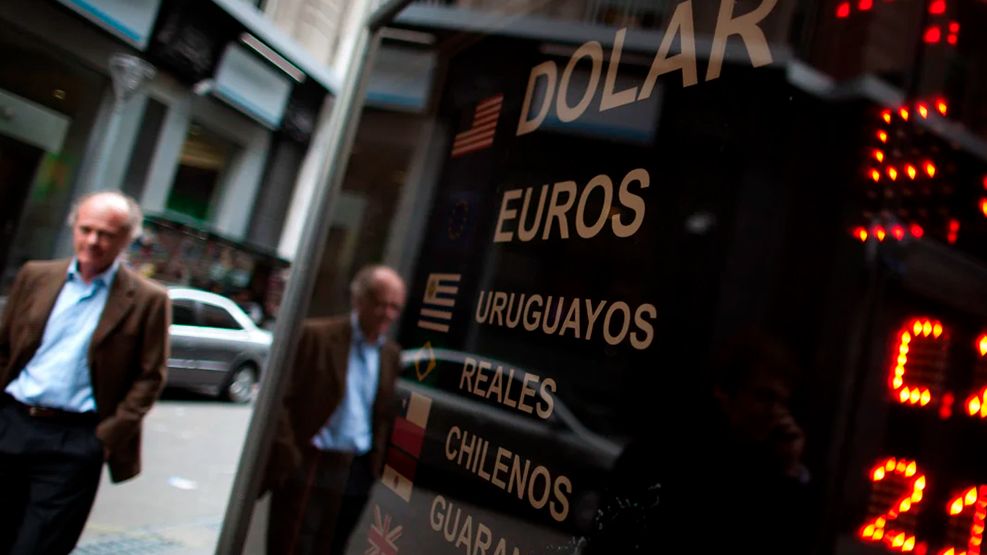 El dólar blue volvió a escalar marcando un nuevo récord nominal y cerró a $1.465