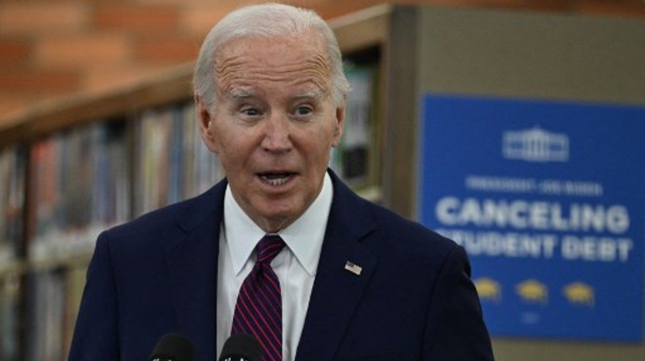 Otro episodio de Joe Biden: se quedó tildado durante más de un minuto mientras todos bailaban y cantaban