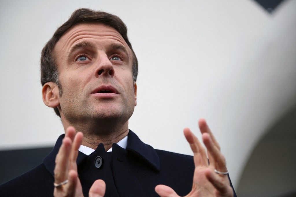 Para los franceses, Emmanuel Macron hizo el "ridículo" al querer consolar a los jugadores