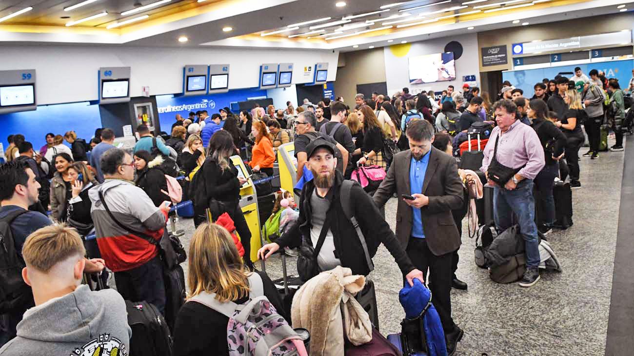 Temporal: caos en Aeroparque y Ezeiza, y daños en el Amba