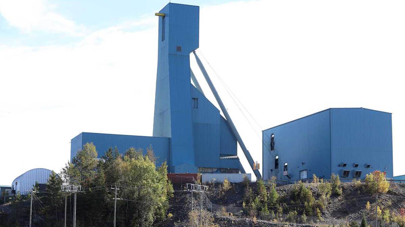 Rescatan a 39 mineros atrapados en Canadá