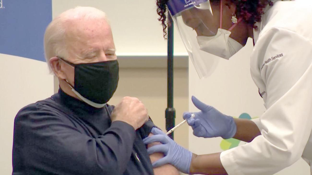 Biden y su mujer recibieron la vacuna contra el coronavirus de Pfizer en vivo