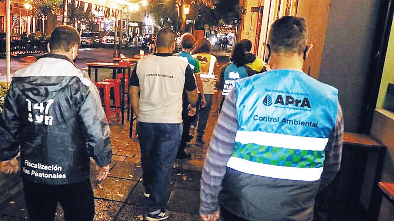 Un bar clausurado en el debut de los controles nocturnos