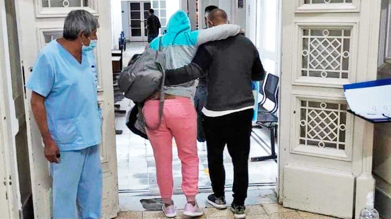 Le pegan seis disparos a una beba de un año y balean a sus padres