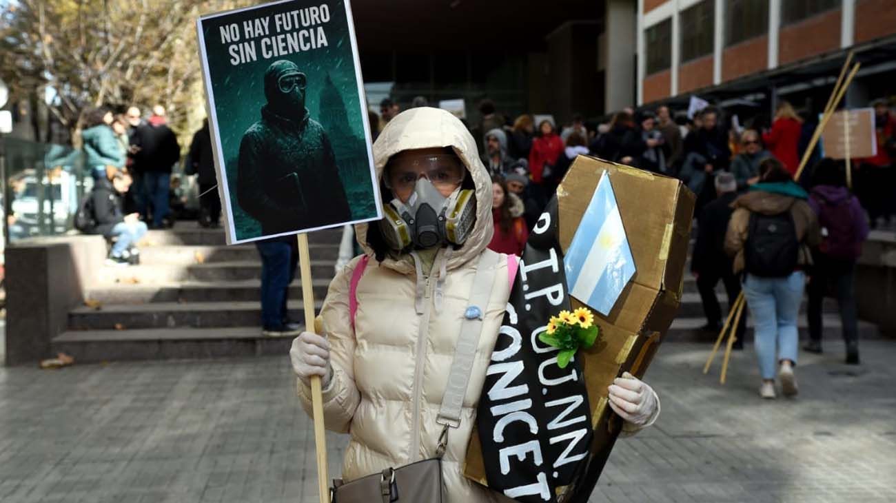 Multitudinaria marcha de “Eternautas” en defensa de la investigación y la ciencia