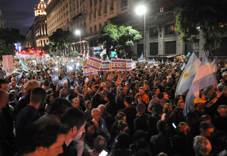 #1A | Con consignas a favor de Macri, una multitud "autoconvocada" marchó por la democracia