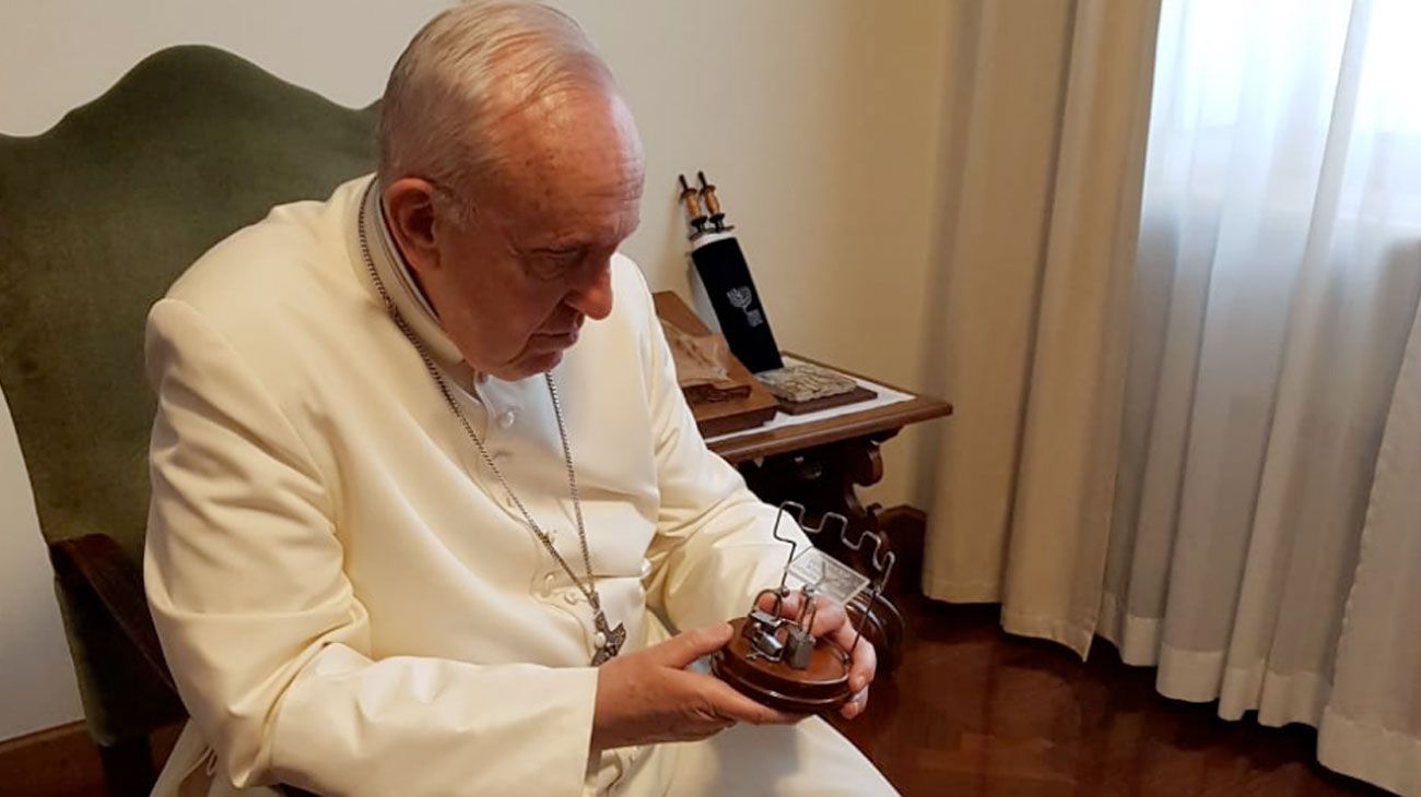 Cómo es el regalo de presos argentinos que emocionó al Papa