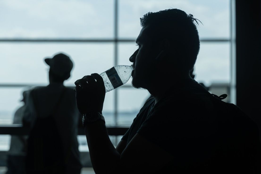 Un estudio reveló que hay miles de nanoplásticos en un litro de agua embotellada