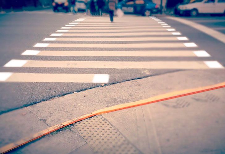 Instalarán semáforos en el piso para los distraídos por el celular