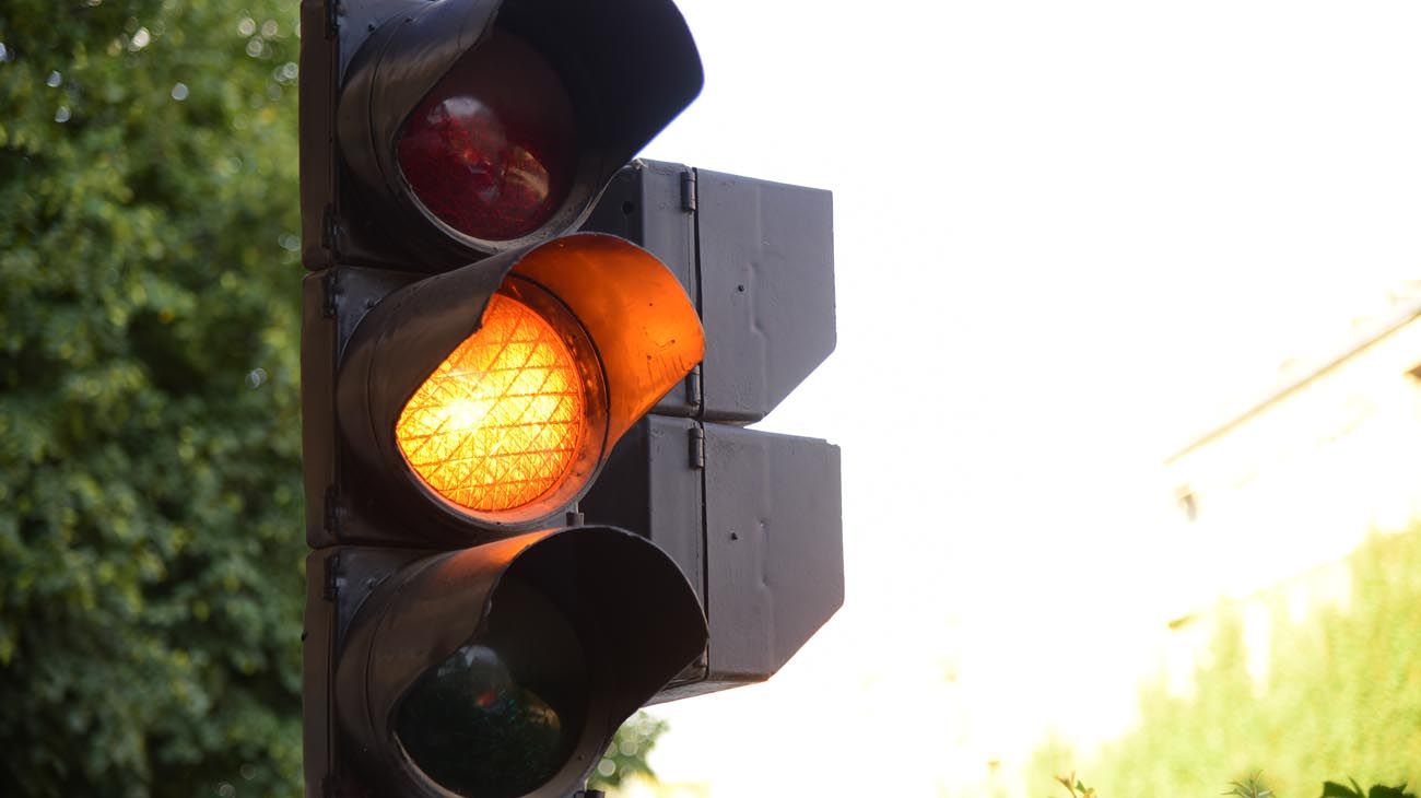 6 de cada 10 conductores frenan en la luz amarilla según estudio