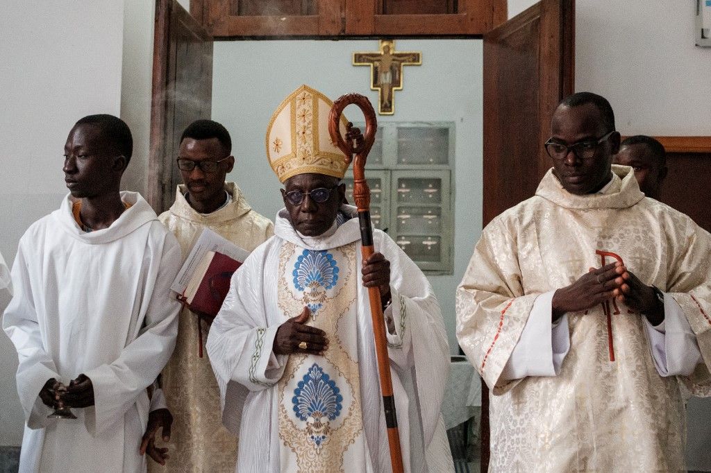 El cardenal africano Robert Sarah, adalid de los críticos de Francisco y admirador de Benedicto XVI