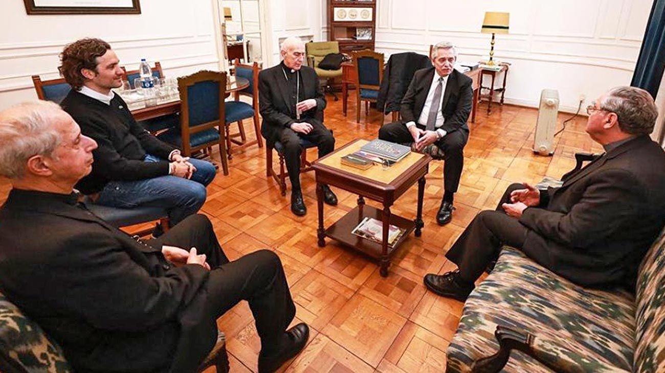 Alberto multiplica sus contactos con los cultos