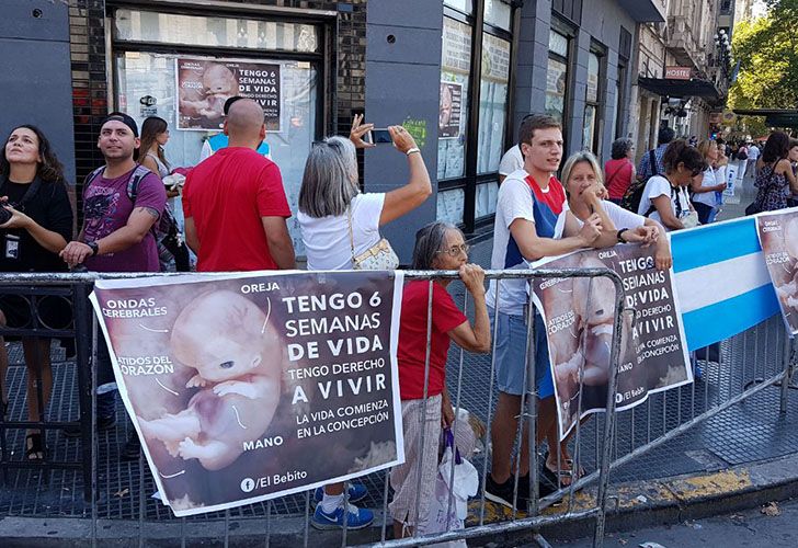 A Mauricio Macri lo recibió el "bebito" en la puerta del Congreso