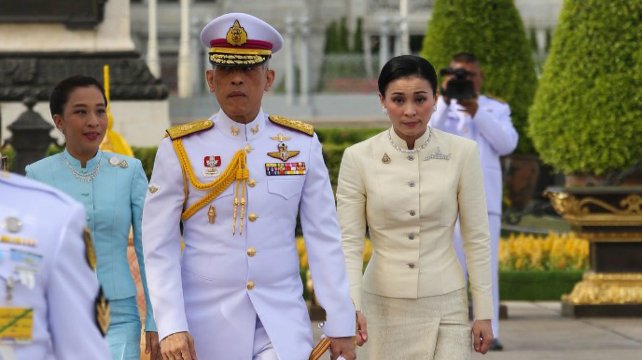 La reina que sorprende de Tailandia: fue azafata, guardaespaldas y generala