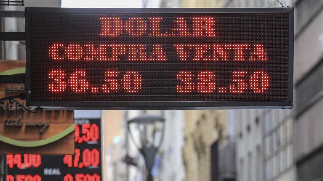 El dólar volvió al alza y cerró con una suba de 49 centavos