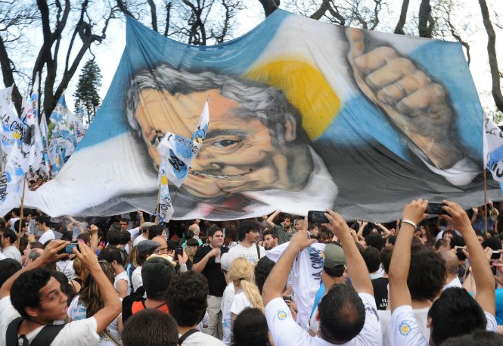 Multitudinario acto de cierre de homenajes K