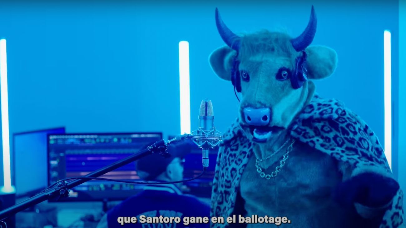 Nuevo spot de Santoro, con un toro en bata y contra Jorge Macri: “No quiero gobernando a un DJ fracasado”