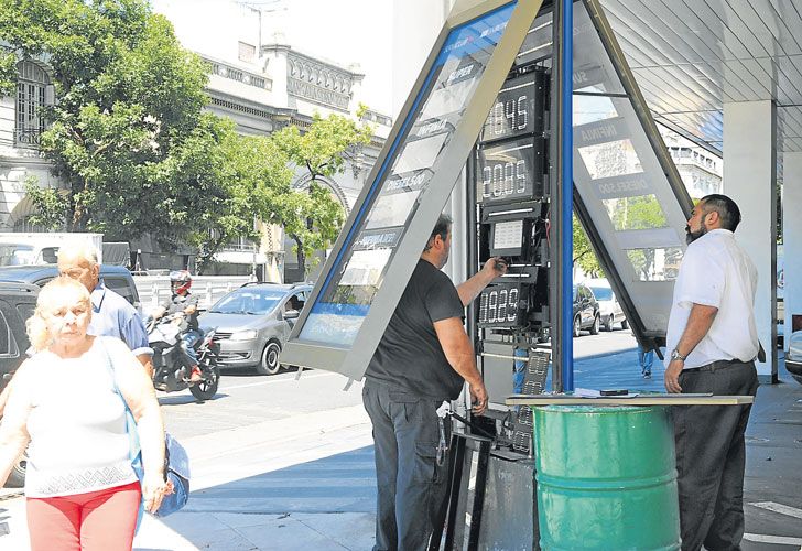 Buscarán que naftas y prepagas no recalienten el cierre del año