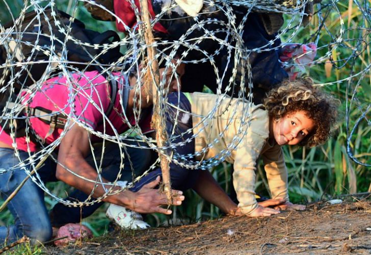 Hungría finalizó un extenso cerco de alambre de púa en la frontera con Serbia