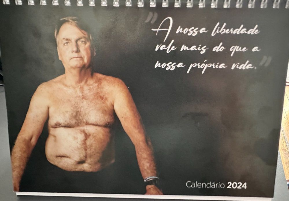 Bolsonaro en Argentina: regaló almanaques donde muestra el torso desnudo y publicitó su tienda virtual