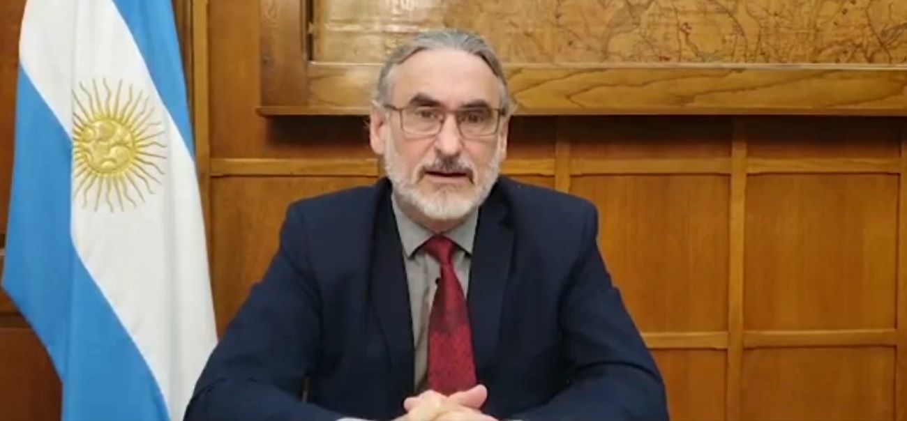 El ministro Luis Basterra desmintió haberse aplicado la vacuna