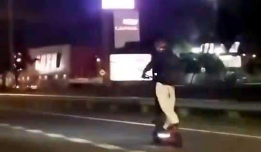 Video: manejó un monopatín eléctrico por la autopista Panamericana de noche y esquivando autos