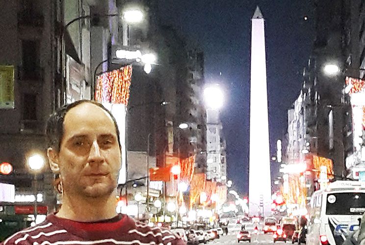 Vivió 13 años en el país y creó un diccionario bilingüe ‘inglés-porteño’