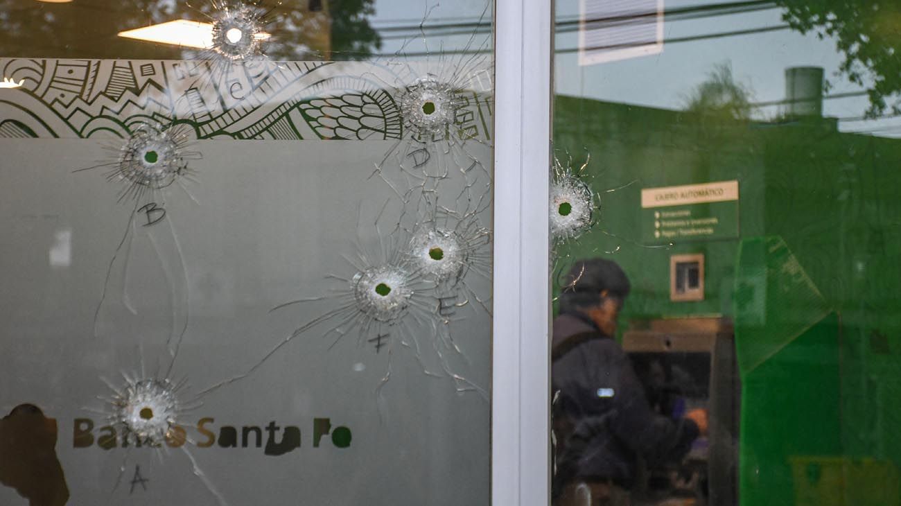Atacaron dos bancos de Rosario y dejaron amenazas contra el exministro de seguridad: "Dejá de hablar de los narcos"