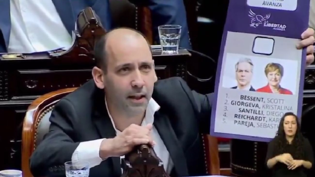 Con las caras de Georgieva y Scott Bessent: "Esta es la boleta de La Libertad Avanza", chicaneó el candidato Itaí Hagman en el Congreso