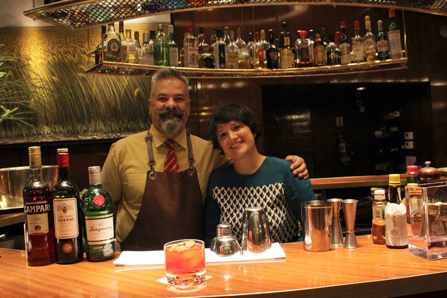 Te enseñamos a preparar un chocolate Negroni en casa