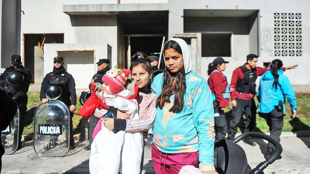 Tras la tensión con los vecinos, desalojaron los edificios tomados