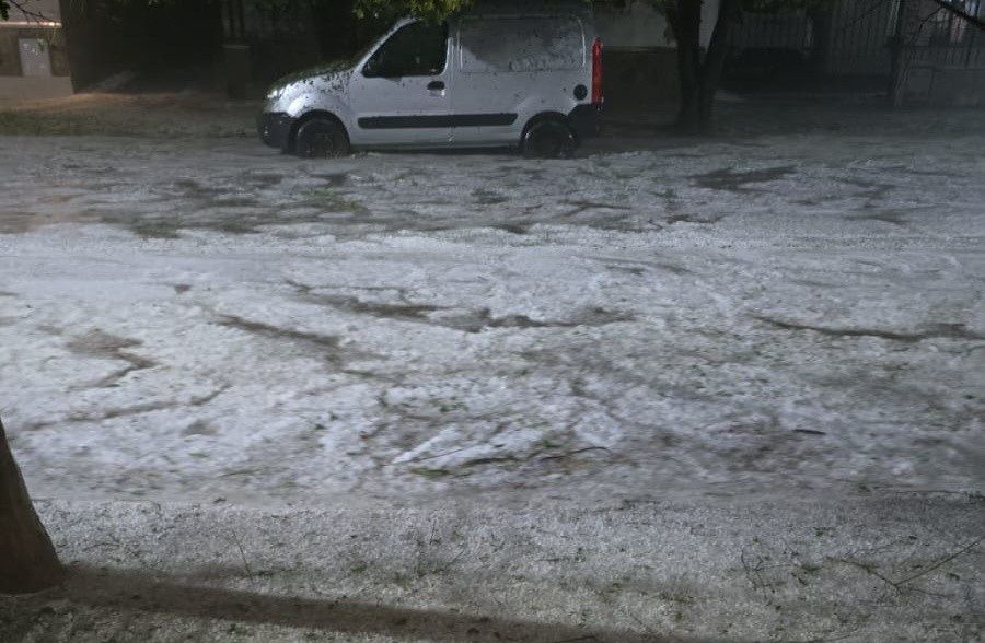 Temporal en Río Tercero: impactante caída de granizo causó destrozos y voladuras de techos