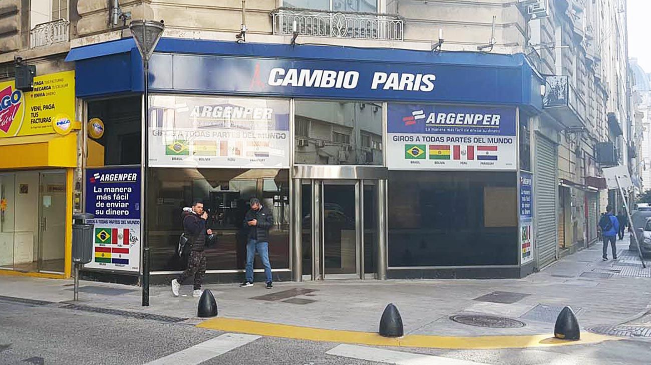 El blue quebró la tensión de la semana y bajó a $ 139