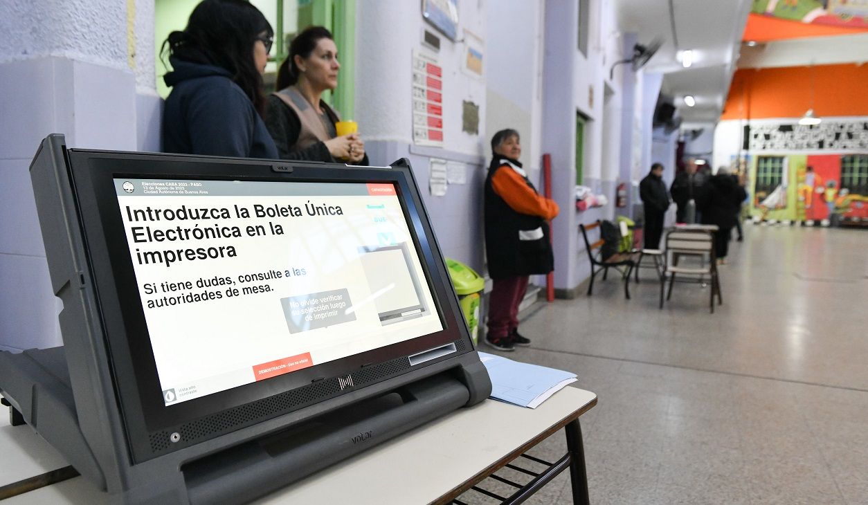 Voto electrónico en CABA: continúan los problemas y no descartan extender el horario de votación