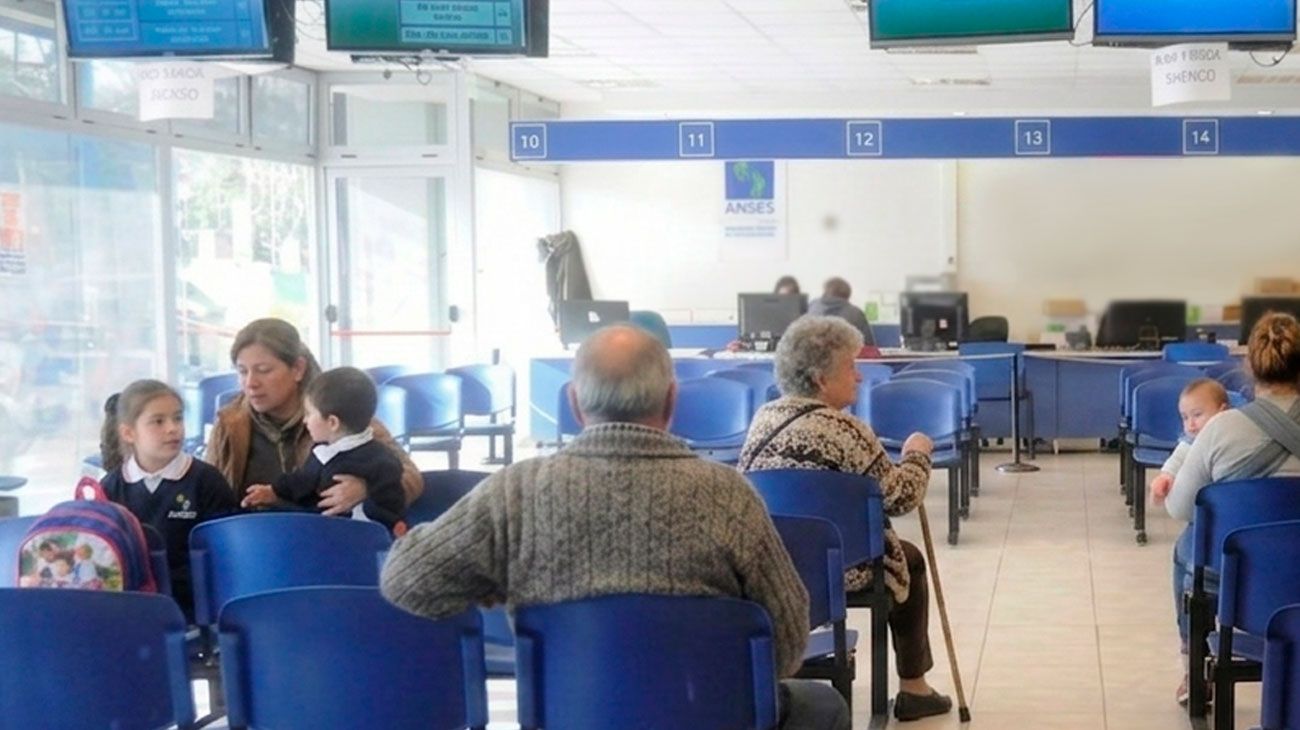 Quiénes son los primeros en cobrar por ANSES en junio: el cronograma oficial con la primera cuota del aguinaldo
