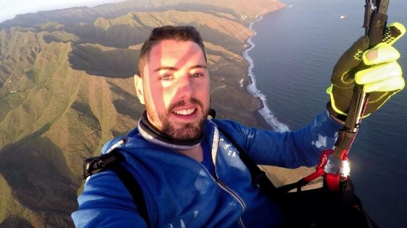 Un youtuber murió tras intentar grabar su salto en paracaídas
