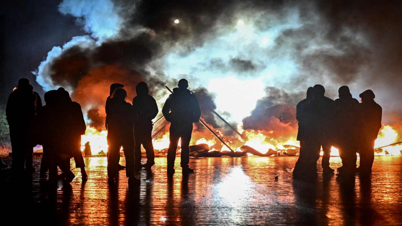 Francia queda paralizada por 'Bloqueemos todo' en medio de graves incidentes, protestas callejeras y casi 300 detenidos