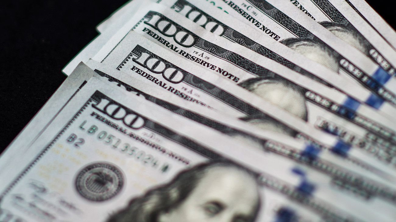 Bajó el dólar y cayó fuerte el riesgo país