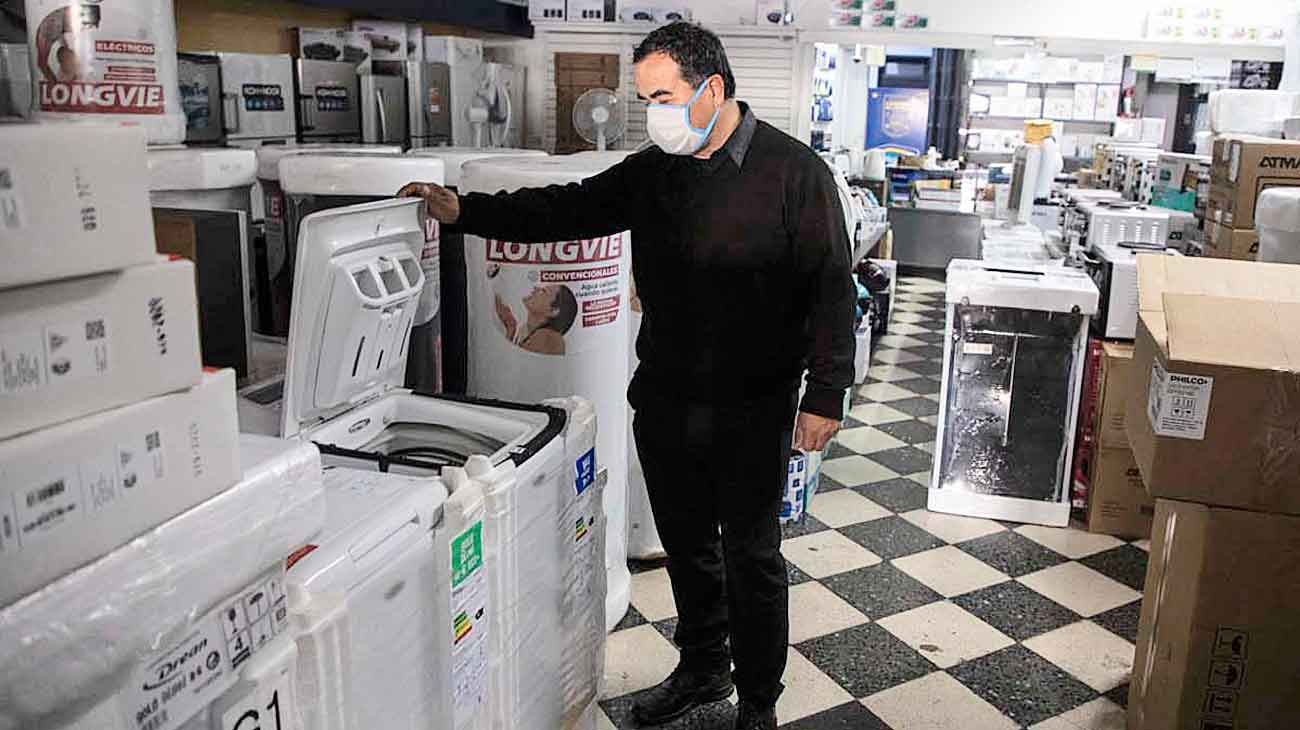 Cómo se proyecta en 2023 el alicaído consumo de los argentinos en 3 rubros claves
