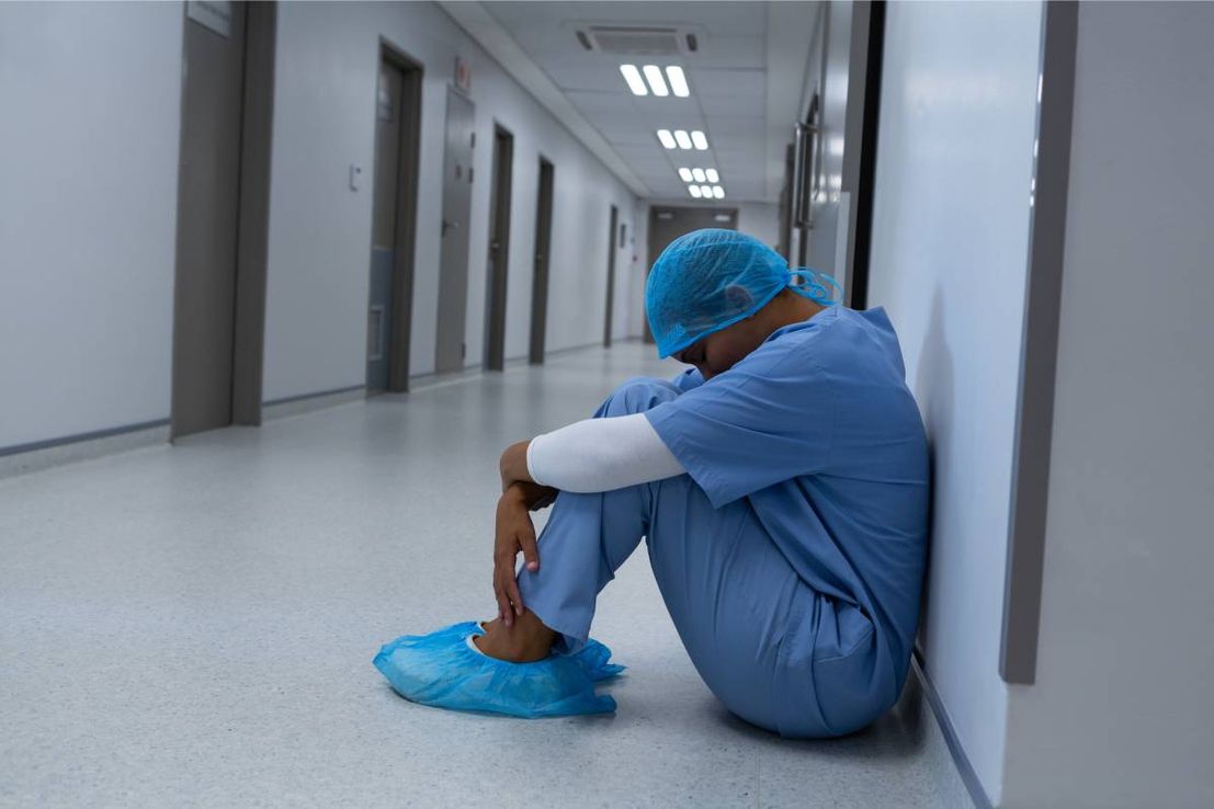 Alertan por la salud mental de los profesionales que atienden casos de Covid